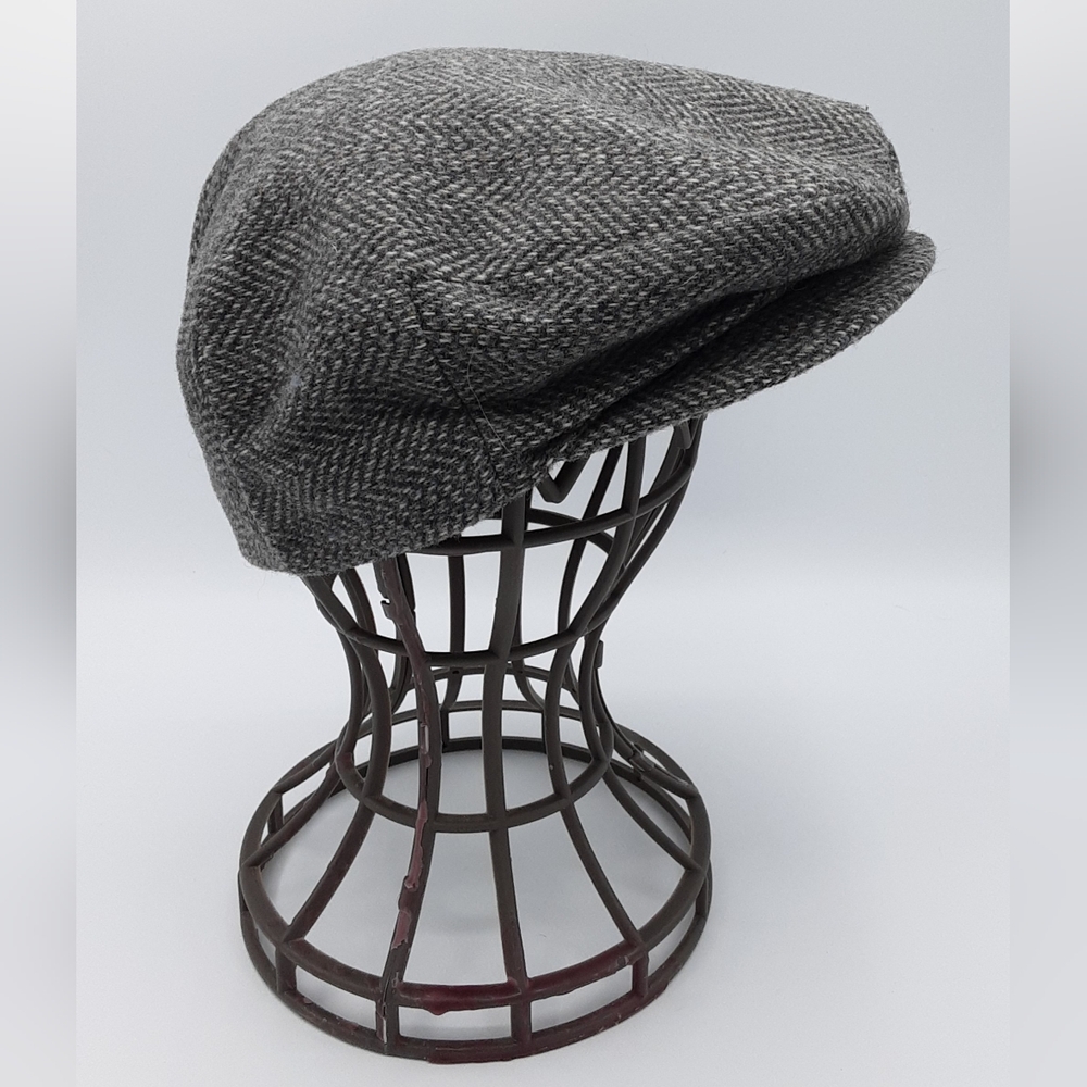 Dorfman Pacific Men's Tweed Newsboy Cap.